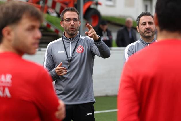 Coach Boris Schommers SI left and co-coach Mohamed Aslan SI right training of Sportfreunde Siegen on the artificial turf pitch at Leimbachstadion Soccer Regionalliga West, training, Sportfreunde Siegen, on 29 10 2025 in Siegen Germany