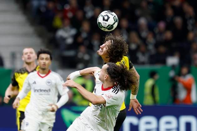v l Header duel between Fabio Silva Borussia Dortmund, 21 and Arthur Theate Eintracht Frankfurt, 3 , 28 10 2025, Football, DFB Pokal, Eintracht Frankfurt Borussia Dortmund, GER, Frankfurt am Main, Deutsche Bank Park, DFB REGULATIONS PROHIBIT ANY USE OF PHOTOGRAPHS AS IMAGE SEQUENCES AND OR QUASI VIDEO Copyright: HMBxMedia xHeikoxBecker