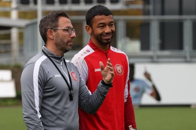 Coach Boris Schommers SI left and goalkeeper Justin Ospelt SI right Training of Sportfreunde Siegen on the artificial turf pitch at Leimbachstadion Soccer Regionalliga West, Training, Sportfreunde Siegen, on 29 10 2025 in Siegen Germany