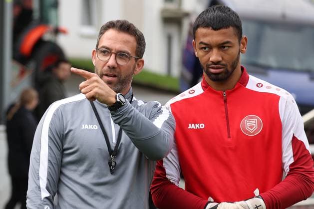 Coach Boris Schommers SI left and goalkeeper Justin Ospelt SI right Training of Sportfreunde Siegen on the artificial turf pitch at Leimbachstadion Soccer Regionalliga West, Training, Sportfreunde Siegen, on 29 10 2025 in Siegen Germany