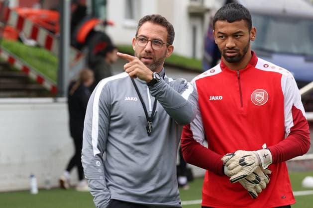 Coach Boris Schommers SI left and goalkeeper Justin Ospelt SI right Training of Sportfreunde Siegen on the artificial turf pitch at Leimbachstadion Soccer Regionalliga West, Training, Sportfreunde Siegen, on 29 10 2025 in Siegen Germany