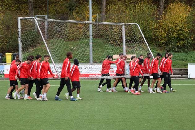 The players wear a goal Training of Sportfreunde Siegen on the artificial turf pitch at Leimbachstadion Soccer Regionalliga West, Training, Sportfreunde Siegen, on 29 10 2025 in Siegen Germany