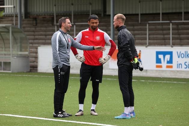 Coach Boris Schommers SI left , Goalkeeper Justin Ospelt SI Wed and Goalkeeper Leon Klussmann Klußmann SI right Training of Sportfreunde Siegen on the artificial turf pitch at Leimbachstadion Soccer Regionalliga West, Training, Sportfreunde Siegen, on 29 10 2025 in Siegen Germany