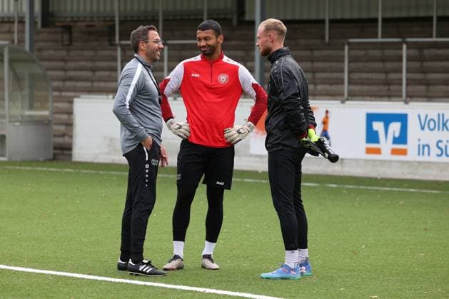 Coach Boris Schommers SI left , Goalkeeper Justin Ospelt SI Wed and Goalkeeper Leon Klussmann Klußmann SI right Training of Sportfreunde Siegen on the artificial turf pitch at Leimbachstadion Soccer Regionalliga West, Training, Sportfreunde Siegen, on 29 10 2025 in Siegen Germany