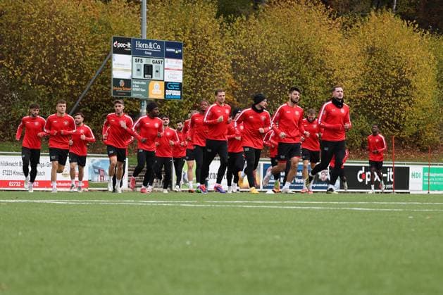 The players warm up Training of Sportfreunde Siegen on the artificial turf pitch in the Leimbachstadion Soccer Regionalliga West, Training, Sportfreunde Siegen, on 29 10 2025 in Siegen Germany