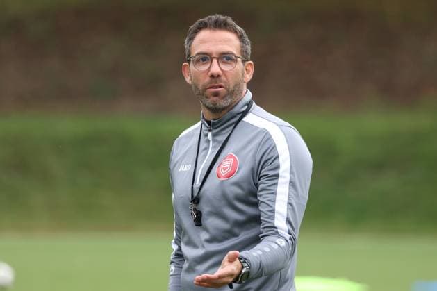 Coach Boris Schommers SI Training of Sportfreunde Siegen on the artificial turf pitch at Leimbachstadion Soccer Regionalliga West, Training, Sportfreunde Siegen, on 29 10 2025 in Siegen Germany