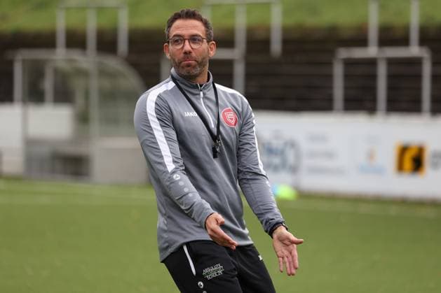 Coach Boris Schommers SI Training of Sportfreunde Siegen on the artificial turf pitch at Leimbachstadion Soccer Regionalliga West, Training, Sportfreunde Siegen, on 29 10 2025 in Siegen Germany