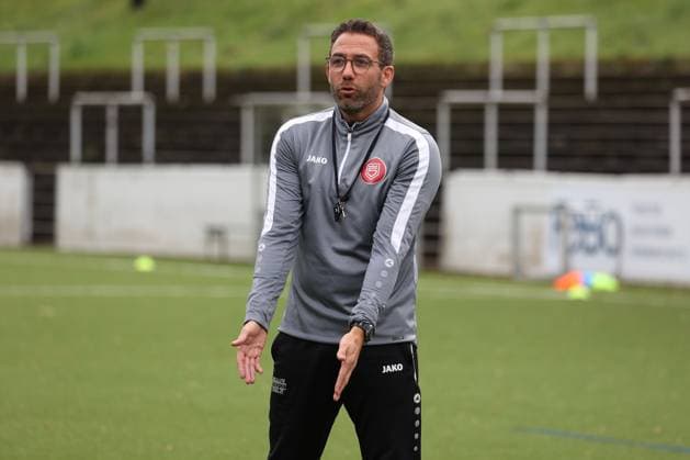 Coach Boris Schommers SI Training of Sportfreunde Siegen on the artificial turf pitch at Leimbachstadion Soccer Regionalliga West, Training, Sportfreunde Siegen, on 29 10 2025 in Siegen Germany