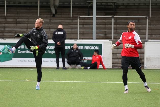 Goalkeeper Leon Klussmann Klußmann SI left and goalkeeper Justin Ospelt SI right training of Sportfreunde Siegen on the artificial turf pitch at Leimbachstadion Soccer Regionalliga West, training, Sportfreunde Siegen, on 29 10 2025 in Siegen Germany