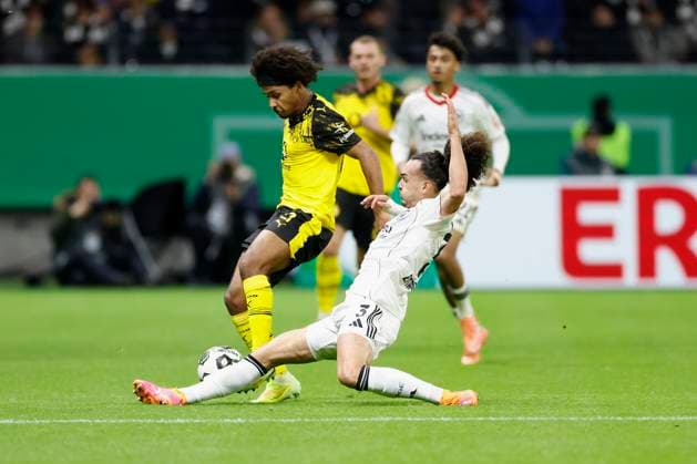 v l Karim Adeyemi Borussia Dortmund, 27 and Arthur Theate Eintracht Frankfurt, 3 , 28 10 2025, Football, DFB Pokal, Eintracht Frankfurt Borussia Dortmund, GER, Frankfurt am Main, Deutsche Bank Park, DFB REGULATIONS PROHIBIT ANY USE OF PHOTOGRAPHS AS IMAGE SEQUENCES AND OR QUASI VIDEO Copyright: HMBxMedia xHeikoxBecker