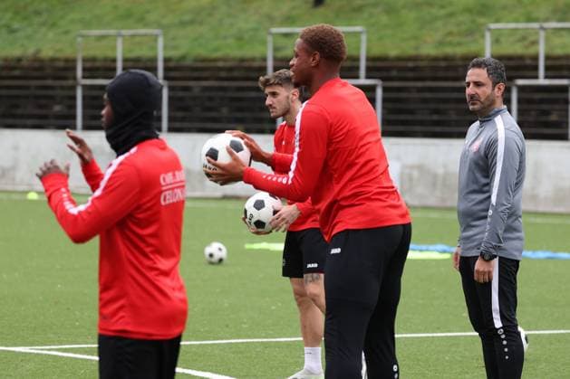 Co coach Mohamed Aslan SI SI SI re training of Sportfreunde Siegen on the artificial turf pitch at Leimbachstadion Soccer Regionalliga West, Training, Sportfreunde Siegen, on 29 10 2025 in Siegen Germany
