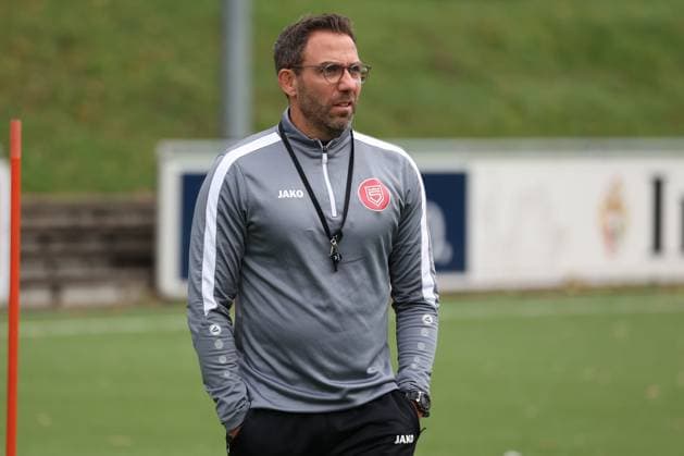 Coach Boris Schommers SI Training of Sportfreunde Siegen on the artificial turf pitch at Leimbachstadion Soccer Regionalliga West, Training, Sportfreunde Siegen, on 29 10 2025 in Siegen Germany