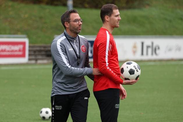 Coach Boris Schommers SI left and Jannik Kraemer Krämer SI right Training of Sportfreunde Siegen on the artificial turf pitch at Leimbachstadion Soccer Regionalliga West, Training, Sportfreunde Siegen, on 29 10 2025 in Siegen Germany