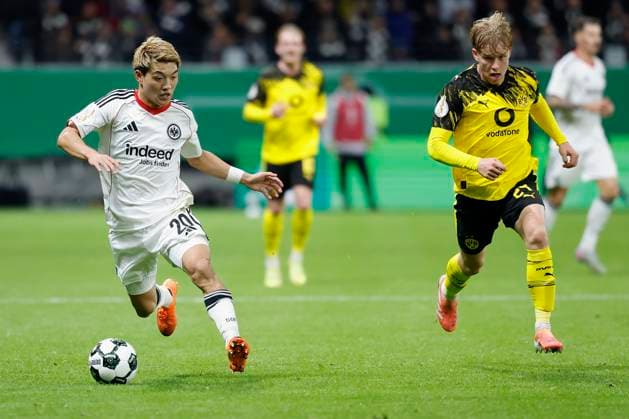 f l Ritsu Doan Eintracht Frankfurt, 20 and Daniel Svensson Borussia Dortmund, 24 , 28 10 2025, Football, DFB Pokal, Eintracht Frankfurt Borussia Dortmund, GER, Frankfurt am Main, Deutsche Bank Park, DFB REGULATIONS PROHIBIT ANY USE OF PHOTOGRAPHS AS IMAGE SEQUENCES AND OR QUASI VIDEO Copyright: HMBxMedia xHeikoxBecker