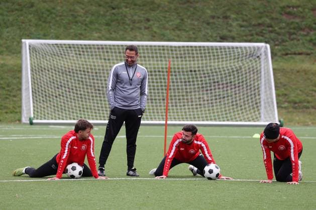 from left David Kammerbauer SI , Coach Boris Schommers SI , Dennis Brock SI and Dustin Willms SI Training of Sportfreunde Siegen on the artificial turf pitch at Leimbachstadion Soccer Regionalliga West, Training, Sportfreunde Siegen, on 29 10 2025 in Siegen Germany