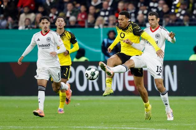 v l duel between Felix Nmecha Borussia Dortmund, 8 and Ellyes Skhiri Eintracht Frankfurt, 15 , 28 10 2025, Football, DFB Pokal, Eintracht Frankfurt Borussia Dortmund, GER, Frankfurt am Main, Deutsche Bank Park, DFB REGULATIONS PROHIBIT ANY USE OF PHOTOGRAPHS AS IMAGE SEQUENCES AND OR QUASI VIDEO Copyright: HMBxMedia xHeikoxBecker