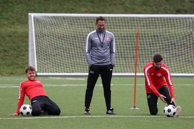 from left David Kammerbauer SI , Coach Boris Schommers SI , Dennis Brock SI Training of Sportfreunde Siegen on the artificial turf pitch at Leimbachstadion Soccer Regionalliga West, Training, Sportfreunde Siegen, on 29 10 2025 in Siegen Germany