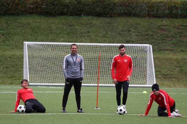 from left David Kammerbauer SI , Coach Boris Schommers SI , Dennis Brock SI and Dustin Willms SI Training of Sportfreunde Siegen on the artificial turf pitch at Leimbachstadion Soccer Regionalliga West, Training, Sportfreunde Siegen, on 29 10 2025 in Siegen Germany