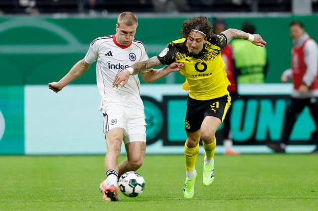 f l Rasmus Kristensen Eintracht Frankfurt, 13 and Fabio Silva Borussia Dortmund, 21 , 28 10 2025, Football, DFB Pokal, Eintracht Frankfurt Borussia Dortmund, GER, Frankfurt am Main, Deutsche Bank Park, DFB REGULATIONS PROHIBIT ANY USE OF PHOTOGRAPHS AS IMAGE SEQUENCES AND OR QUASI VIDEO Copyright: HMBxMedia xHeikoxBecker