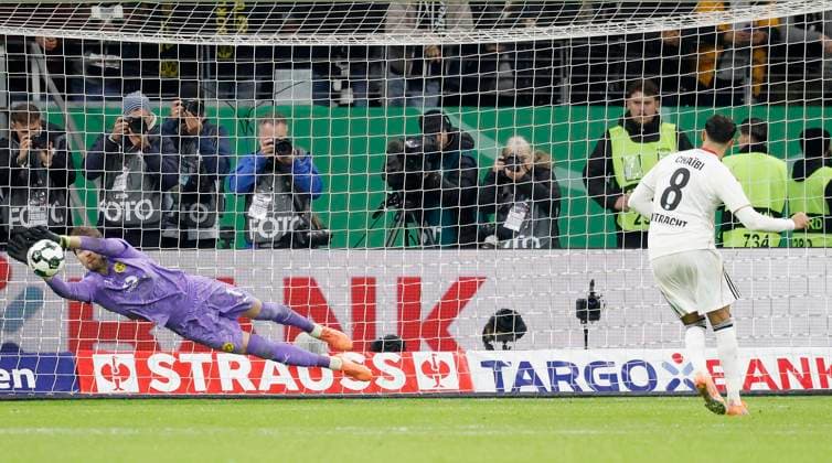 f l Goalkeeper Gregor Kobel Borussia Dortmund, 1 saves the decisive penalty in the penalty shoot-out against Fares Chaibi Eintracht Frankfurt, 8 , 28 10 2025, Football, DFB Pokal, Eintracht Frankfurt Borussia Dortmund, GER, Frankfurt am Main, Deutsche Bank Park, DFB REGULATIONS PROHIBIT ANY USE OF PHOTOGRAPHS AS IMAGE SEQUENCES AND OR QUASI VIDEO Copyright: HMBxMedia xHeikoxBecker