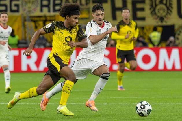 DFB Pokal Eintracht Frankfurt Borussia Dortmund, 28 10 2025 Karim Adeyemi Dortmund 27 in a running duel with Fares Chaibi Eintracht Frankfurt 8 , Eintracht Frankfurt Borussia Dortmund, Frankfurt, Deutsche Bank Park, 28 10 2025 Copyright: xBEAUTIFULxSPORTS Gawlikx