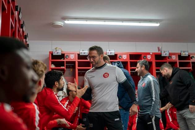 Boris Schommers Sportfreunde Siegen, Coach welcomes the team in the dressing room First training session by new head coach Boris Schimmers at Sportfreunde Siegen 29 10 2025 Soccer, Regionalliga West, GER, Siegen, Leimbachstadion Nebenplatz Siegen Copyright: HMBxMedia xMarcoxBader