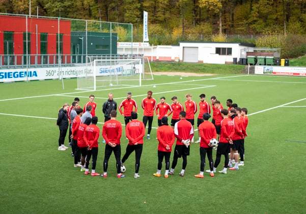 The team stands in a circle and listens to what Boris Schommers Sportfreunde Siegen, coach tells First training session by new head coach Boris Schimmers at Sportfreunde Siegen 29 10 2025 Football, Regionalliga West, GER, Siegen, Leimbachstadion Nebenplatz Siegen Copyright: HMBxMedia xMarcoxBader