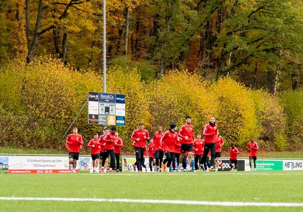 Team warm-up First training session by new head coach Boris Schimmers at Sportfreunde Siegen 29 10 2025 Football, Regionalliga West, GER, Siegen, Leimbachstadion Nebenplatz Siegen Copyright: HMBxMedia xMarcoxBader