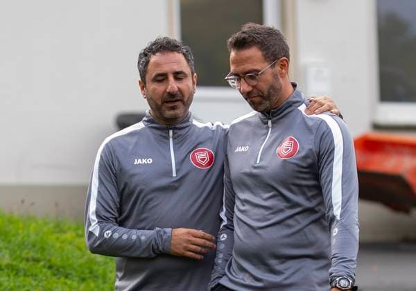 Boris Schommers Sportfreunde Siegen, coach right and Mohamed Mo Aslan Sportfreunde Siegen, co-coach left on the way to the first training session First training session by new head coach Boris Schimmers at Sportfreunde Siegen 29 10 2025 Football, Regionalliga West, GER, Siegen, Leimbachstadion Nebenplatz Siegen Copyright: HMBxMedia xMarcoxBader