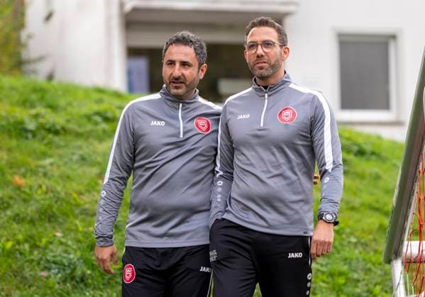 Boris Schommers Sportfreunde Siegen, coach right and Mohamed Mo Aslan Sportfreunde Siegen, co-coach left on the way to the first training session First training session by new head coach Boris Schimmers at Sportfreunde Siegen 29 10 2025 Football, Regionalliga West, GER, Siegen, Leimbachstadion Nebenplatz Siegen Copyright: HMBxMedia xMarcoxBader