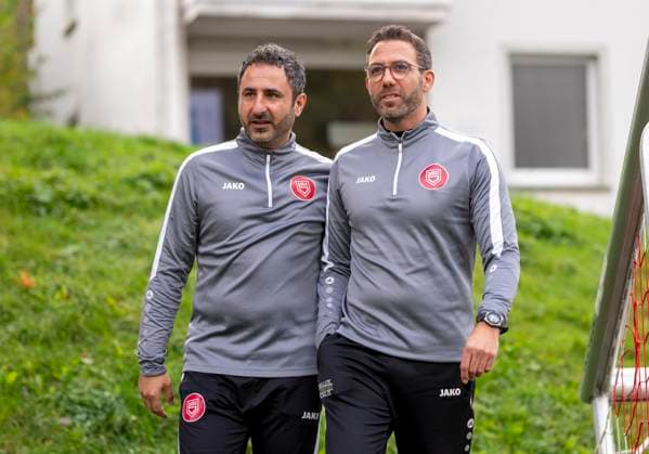 Boris Schommers Sportfreunde Siegen, coach right and Mohamed Mo Aslan Sportfreunde Siegen, co-coach left on the way to the first training session First training session by new head coach Boris Schimmers at Sportfreunde Siegen 29 10 2025 Football, Regionalliga West, GER, Siegen, Leimbachstadion Nebenplatz Siegen Copyright: HMBxMedia xMarcoxBader