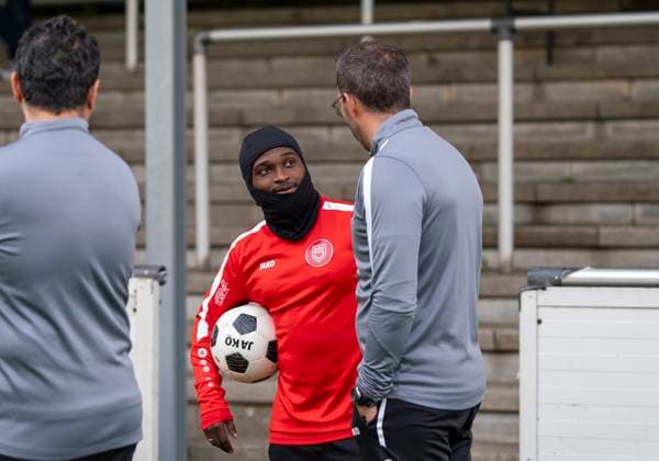 Boris Schommers Sportfreunde Siegen, Coach in conversation with Derrick Kyere Sportfreunde Siegen, 11 First training session by new head coach Boris Schimmers at Sportfreunde Siegen 29 10 2025 Football, Regionalliga West, GER, Siegen, Leimbachstadion Nebenplatz Siegen Copyright: HMBxMedia xMarcoxBader