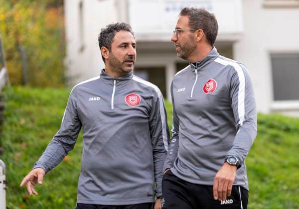 Boris Schommers Sportfreunde Siegen, coach right and Mohamed Mo Aslan Sportfreunde Siegen, co-coach left on the way to the first training session First training session by new head coach Boris Schimmers at Sportfreunde Siegen 29 10 2025 Football, Regionalliga West, GER, Siegen, Leimbachstadion Nebenplatz Siegen Copyright: HMBxMedia xMarcoxBader