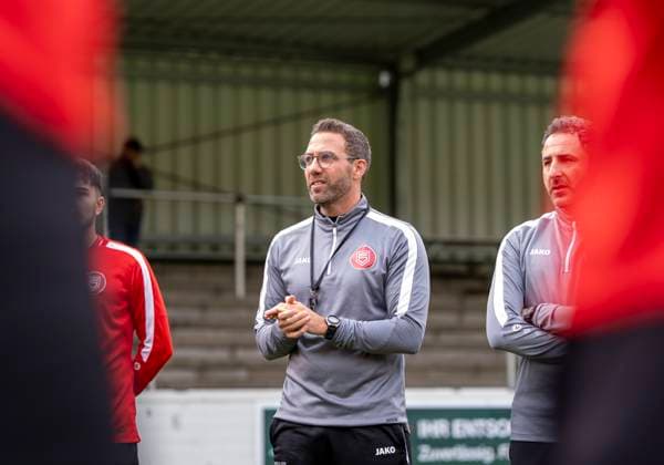 Boris Schommers Sportfreunde Siegen, coach with his first speech on the pitch during training First training session by new head coach Boris Schimmers at Sportfreunde Siegen 29 10 2025 Football, Regionalliga West, GER, Siegen, Leimbachstadion Nebenplatz Siegen Copyright: HMBxMedia xMarcoxBader
