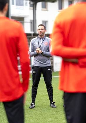Boris Schommers Sportfreunde Siegen, coach with his first speech on the pitch during training First training session by new head coach Boris Schimmers at Sportfreunde Siegen 29 10 2025 Football, Regionalliga West, GER, Siegen, Leimbachstadion Nebenplatz Siegen Copyright: HMBxMedia xMarcoxBader