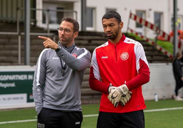 Boris Schommers Sportfreunde Siegen, coach in conversation with Justin Ospelt Sportfreunde Siegen, 1 First training session by new head coach Boris Schimmers at Sportfreunde Siegen 29 10 2025 Football, Regionalliga West, GER, Siegen, Leimbachstadion Nebenplatz Siegen Copyright: HMBxMedia xMarcoxBader