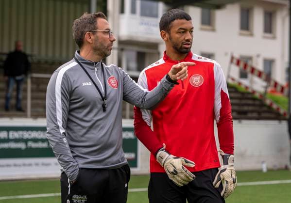 Boris Schommers Sportfreunde Siegen, coach in conversation with Justin Ospelt Sportfreunde Siegen, 1 First training session by new head coach Boris Schimmers at Sportfreunde Siegen 29 10 2025 Football, Regionalliga West, GER, Siegen, Leimbachstadion Nebenplatz Siegen Copyright: HMBxMedia xMarcoxBader