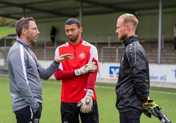 Boris Schommers Sportfreunde Siegen, coach left in conversation with Justin Ospelt Sportfreunde Siegen, 1 mi and Leon Klußmann Sportfreunde Siegen, 21 r First training session by new head coach Boris Schimmers at Sportfreunde Siegen 29 10 2025 Football, Regionalliga West, GER, Siegen, Leimbachstadion Nebenplatz Siegen Copyright: HMBxMedia xMarcoxBader