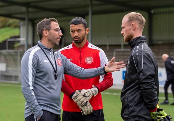 Boris Schommers Sportfreunde Siegen, coach left in conversation with Justin Ospelt Sportfreunde Siegen, 1 mi and Leon Klußmann Sportfreunde Siegen, 21 r First training session by new head coach Boris Schimmers at Sportfreunde Siegen 29 10 2025 Football, Regionalliga West, GER, Siegen, Leimbachstadion Nebenplatz Siegen Copyright: HMBxMedia xMarcoxBader