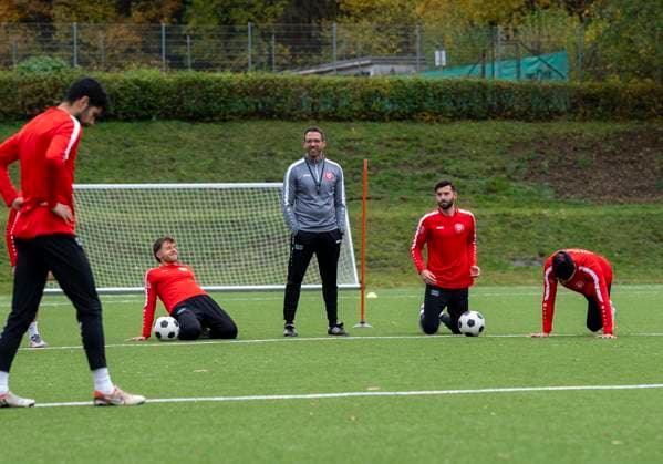 Boris Schommers Sportfreunde Siegen, Coach mi at his first training session First training session by new head coach Boris Schimmers at Sportfreunde Siegen 29 10 2025 Soccer, Regionalliga West, GER, Siegen, Leimbachstadion Nebenplatz Siegen Copyright: HMBxMedia xMarcoxBader