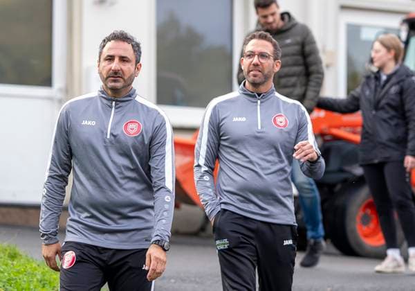 Boris Schommers Sportfreunde Siegen, coach right and Mohamed Mo Aslan Sportfreunde Siegen, co-coach left on the way to the first training session First training session by new head coach Boris Schimmers at Sportfreunde Siegen 29 10 2025 Football, Regionalliga West, GER, Siegen, Leimbachstadion Nebenplatz Siegen Copyright: HMBxMedia xMarcoxBader