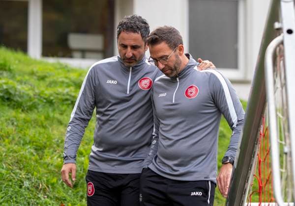 Boris Schommers Sportfreunde Siegen, coach right and Mohamed Mo Aslan Sportfreunde Siegen, co-coach left on the way to the first training session First training session by new head coach Boris Schimmers at Sportfreunde Siegen 29 10 2025 Football, Regionalliga West, GER, Siegen, Leimbachstadion Nebenplatz Siegen Copyright: HMBxMedia xMarcoxBader