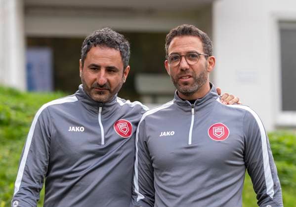 Boris Schommers Sportfreunde Siegen, coach right and Mohamed Mo Aslan Sportfreunde Siegen, co-coach left on the way to the first training session First training session by new head coach Boris Schimmers at Sportfreunde Siegen 29 10 2025 Football, Regionalliga West, GER, Siegen, Leimbachstadion Nebenplatz Siegen Copyright: HMBxMedia xMarcoxBader