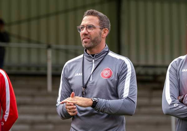 Boris Schommers Sportfreunde Siegen, Coach First training session by new head coach Boris Schimmers at Sportfreunde Siegen 29 10 2025 Football, Regionalliga West, GER, Siegen, Leimbachstadion Nebenplatz Siegen Copyright: HMBxMedia xMarcoxBader