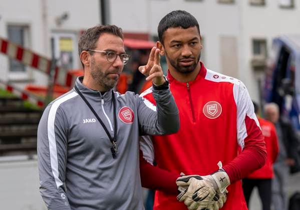 Boris Schommers Sportfreunde Siegen, coach in conversation with Justin Ospelt Sportfreunde Siegen, 1 First training session by new head coach Boris Schimmers at Sportfreunde Siegen 29 10 2025 Football, Regionalliga West, GER, Siegen, Leimbachstadion Nebenplatz Siegen Copyright: HMBxMedia xMarcoxBader