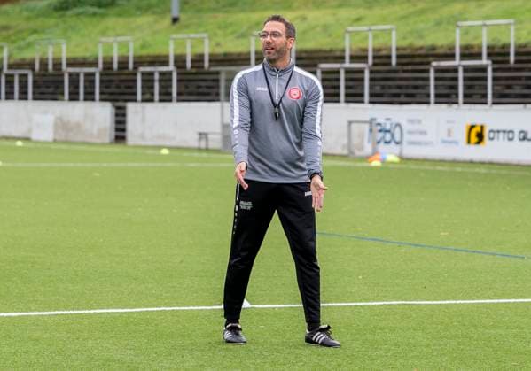 Boris Schommers Sportfreunde Siegen, coach Gestures, facial expressions First training session by new head coach Boris Schimmers at Sportfreunde Siegen 29 10 2025 Football, Regionalliga West, GER, Siegen, Leimbachstadion Nebenplatz Siegen Copyright: HMBxMedia xMarcoxBader