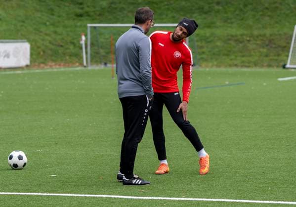 Kevin Goden Sportfreunde Siegen, 27 in conversation with Boris Schommers Sportfreunde Siegen, coach First training session by new head coach Boris Schimmers at Sportfreunde Siegen 29 10 2025 Football, Regionalliga West, GER, Siegen, Leimbachstadion Nebenplatz Siegen Copyright: HMBxMedia xMarcoxBader