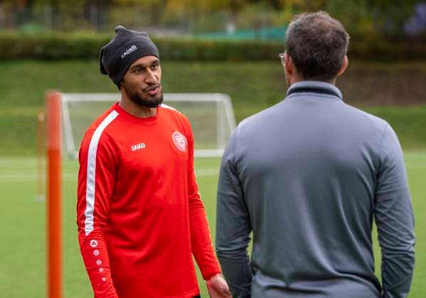 Kevin Goden Sportfreunde Siegen, 27 in conversation with Boris Schommers Sportfreunde Siegen, coach First training session by new head coach Boris Schimmers at Sportfreunde Siegen 29 10 2025 Football, Regionalliga West, GER, Siegen, Leimbachstadion Nebenplatz Siegen Copyright: HMBxMedia xMarcoxBader