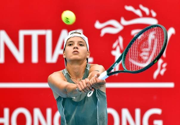 (251029) -- HONG KONG, Oct. 29, 2025 -- Emiliana Arango hits a return during the women s singles round of 16 match between Emiliana Arango of Colombia and Cristina Bucsa of Spain at the WTA, Tennis Damen Hong Kong Open tennis tournament in Hong Kong, China, Oct. 29, 2025. ) (SP)CHINA-HONG KONG-TENNIS-WTA HONG KONG OPEN (CN) LoxPingxFai 