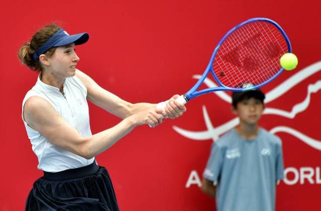 (251029) -- HONG KONG, Oct. 29, 2025 -- Cristina Bucsa hits a return during the women s singles round of 16 match between Emiliana Arango of Colombia and Cristina Bucsa of Spain at the WTA, Tennis Damen Hong Kong Open tennis tournament in Hong Kong, China, Oct. 29, 2025. ) (SP)CHINA-HONG KONG-TENNIS-WTA HONG KONG OPEN (CN) LoxPingxFai 